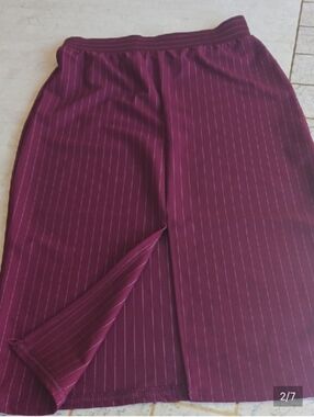 SKIRT- NEW PENCIL SKIRT..sz M..BURGANDY Fine Pinstripe,,pull on style..no zipper